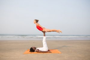 acroyoga bird pose sur la plage